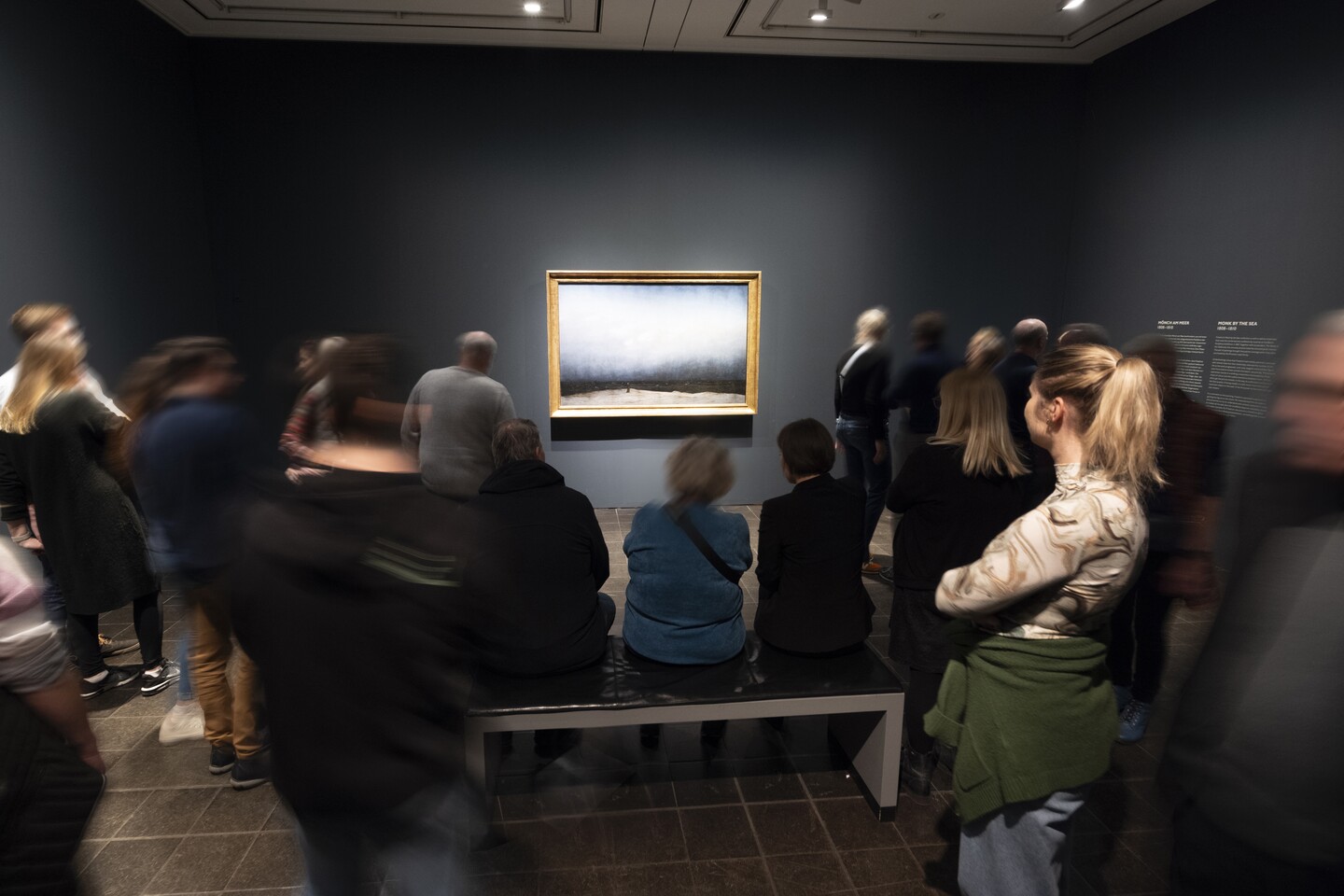 Besucher*innen in der Ausstellung in der Hamburger Kunsthalle vor dem Gemälde Der Mönch am Meer (1808–1810) [Leihgabe der Staatlichen Museen zu Berlin, Alte Nationalgalerie © bpk/ Nationalgalerie] © Foto: Thies Ibold, Hamburg