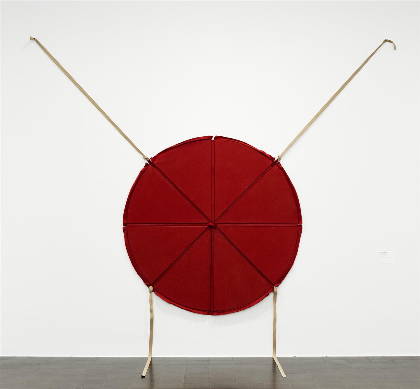 Franz Erhard Walther, Rote Scheibe Mit vier Bändern, 1963, Hamburger Kunsthalle, © Hamburger Kunsthalle / bpk  © VG Bild-Kunst, Bonn 2025 Foto: Elke Walford