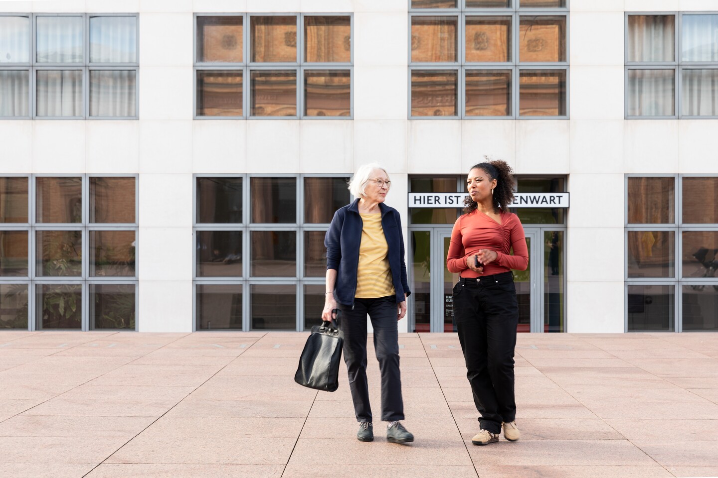 Zwei Frauen laufen vor der Galerie der Gegenwart, einem Gebäudeteil der Hamburger Kunsthalle.