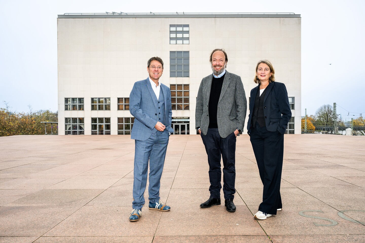 Prof. Dr. Alexander Klar (Direktor  Hamburger Kunsthalle), Alexander  Schröder (Sammler und Gallerist) und  Dr. Brigitte Kölle (Leitung &  Ausstellungskuratorin Kunst der  Gegenwart [Malerei/Skulptur &  Installation/Medien]) (v.l.n.r.)  © Hamburger Kunsthalle  Foto: Romanus Fuhrmann