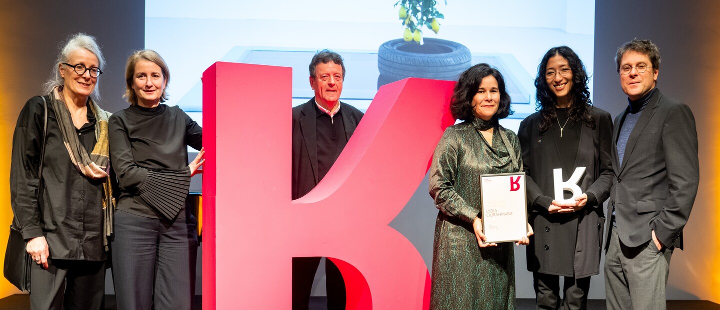 Preisverleihung Rosa-Schapire-Kunstpreis 2024 (v. l. n. r.), Ausschnitt:  Dr. Corinne Diserens und  Dr. Brigitte Kölle (beide Hamburger  Kunsthalle), Dr. Ekkehard Nümann  (Freunde der Hamburger  Kunsthalle), Yasmil Raymond  (Jurorin), Lydia Ourahmane  (Preisträgerin) und Prof. Dr.  Alexander Klar (Hamburger  Kunsthalle)  Foto: Romanus Fuhrmann
