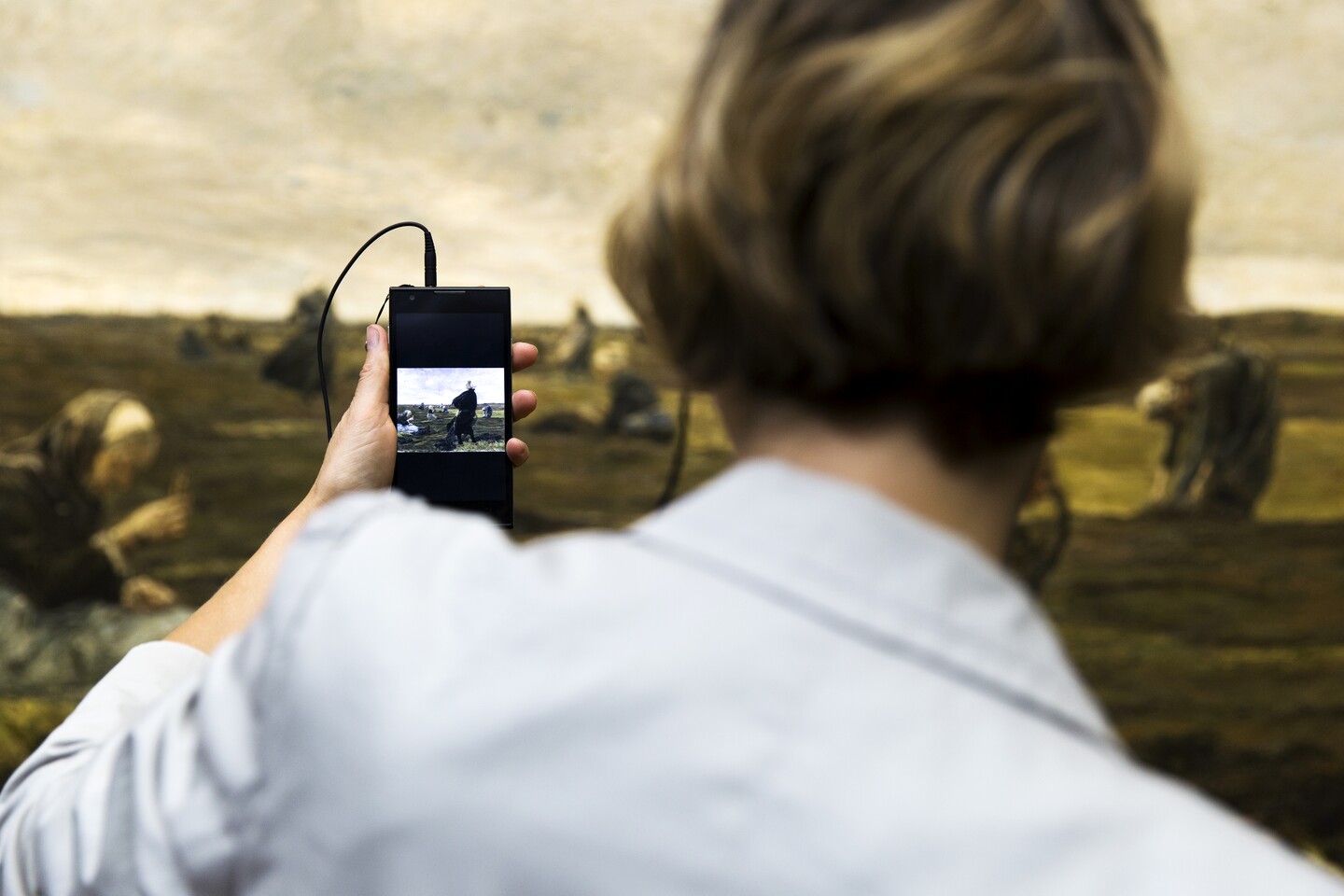 Audioguide der hamburger Kunsthalle, Hörerin vor Max Liebermanns "Die Netzflickerinnen"