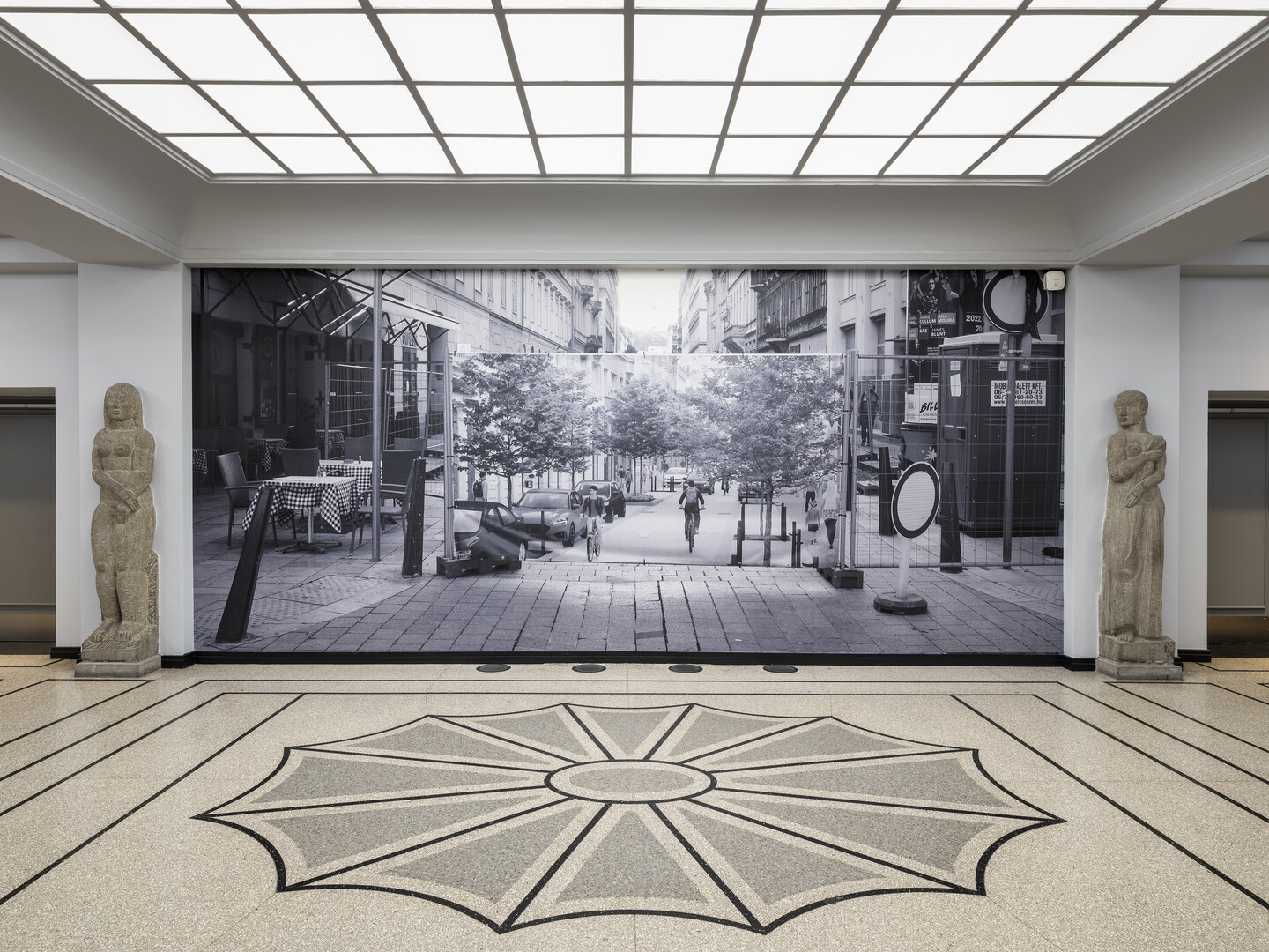 Foyer des Hubertus-Wald-Forums mit den beiden Kaminfiguren von G.H. Wolff, ©Hamburger Kunsthalle, Foto: Fred Dott