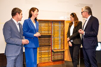 Alexander Klar, Annabelle Görgen-Lammers, Dorit und Alexander Otto (v.l.n.r.) mit einem historischen Münzschrank © Hamburger Kunsthalle Foto: Romanus Fuhrmann