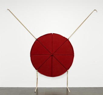 Franz Erhard Walther, Rote Scheibe Mit vier Bändern, 1963, Hamburger Kunsthalle, © Hamburger Kunsthalle / bpk  © VG Bild-Kunst, Bonn 2025 Foto: Elke Walford