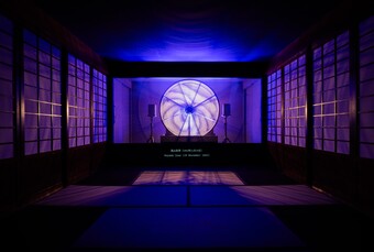 Ho Tzu Nyen (*1976), Hotel Aporia (Installationsansicht Singapore Art Museum, 2023), 2019, Sammlung des Singapore Art Museum, © Courtesy of the artist, Kiang Malingue, neugerriemschneider und Singapore Art Museum, Foto: Memphis West Pictures