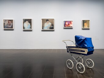 Ausstellungsansicht: Gemälde der Serie S. mit Kind, 1995, von Gerhard Richter (*1932) und das Werk Vogelfalle, 2001, von Andreas Slominski (*1959), © Gerhard Richter 2024 (28102024), © Andreas Slominski, Foto: Fred Dott