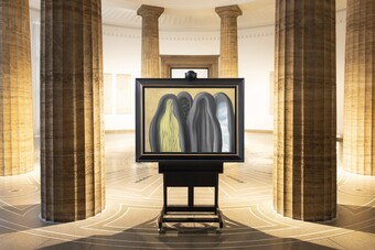 Das Gemälde Le Palais de Rideaux, 1928 von René Magritte (1898–1967) inszeniert fotografiert in zwei verschiedenen Kontexten der Ausstellung ‚Rendezvous der Träume. Surrealismus und deutsche Romantik‘ (bis 12. Oktober 2025).