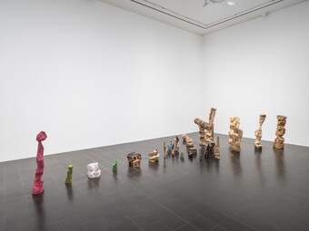 A. R. Penck (1939–2017)  35 Skulpturen, »Mit roter Axt gegen Holz! Modell für Strategie!!«, 1979, Hamburger Kunsthalle. Schenkung von Susanne & Michael Liebelt 2025 © Hamburger Kunsthalle / bpk © VG Bild-Kunst, Bonn 2025 Foto: Fred Dott