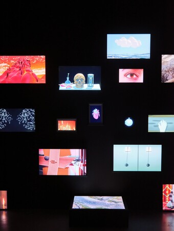 Ho Tzu Nyen (*1976), T for Time: Timepieces (Installationsansicht La Mécanique Générale, LUMA Arles, 2025–2026), 2023– fortlaufend, © Victor&Simon – Grégoire d’Ablon, Courtesy of the artist, Kiang Malingue und neugerriemschneider