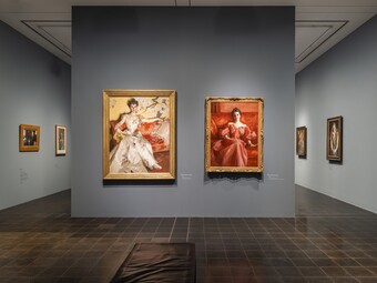 Installationsansicht der Ausstellung ANDERS ZORN. Schwedens Superstar, Hamburger Kunsthalle, 26. September 2025 bis 25. Januar 2026, mit den Werken Elizabeth Sherman Cameron, 1900 (re.) und Abby Marion Deering Howe, 1900 (li.) von Anders Zorn © beide aus Privatsammlungen Foto: Fred Dott