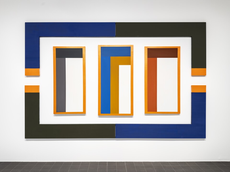 David Novros, (*1941) Boathouse, 2016 (Installationsansicht) Öl und Murano (Farbpulver) auf Leinwand, 7 Tafeln vier L-förmige Tafeln, jede: Höhe 260.4 x Breite 152.4 x Tiefe 3.8 cm drei rechteckige Tafeln: 193 x 101.6 x 3.8 cm; 203.2 x 101.6 x 3.8 cm; 193 x 91.4 x 3.8 cm Hamburger Kunsthalle © VG Bild-Kunst, Bonn 2024 Foto: Christoph Irrgang