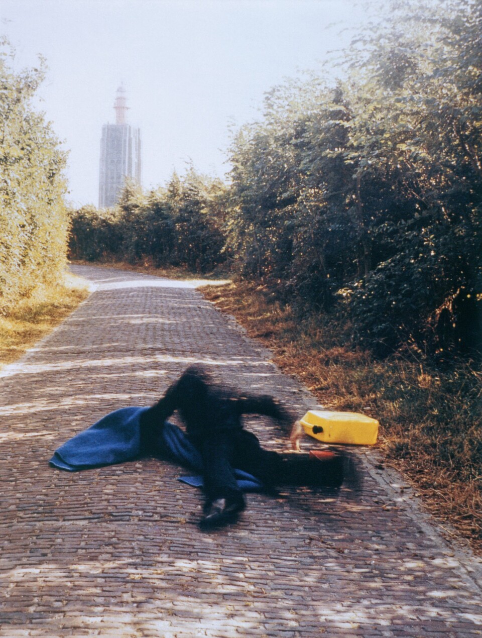 Bas Jan Ader (1942–1975) Pitfall on the way to a New Neo Plasticism, Westkapelle, Holland, 1971 C-Print, 40 x 29,5 cm, Edition von 3 © The Estate of Bas Jan Ader / Mary Sue Ader Andersen / VG Bild-Kunst, Bonn 2025. Courtesy of Meliksetian | Briggs, Dallas