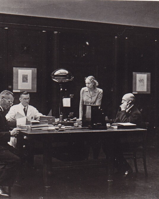MITARBEITER_INNEN DES KUPFERSTICHKABINETTS IM STUDIENSAAL um 1940, Hamburger Kunsthalle, Bibliothek, SO-Archiv 222,7, Nr. 1