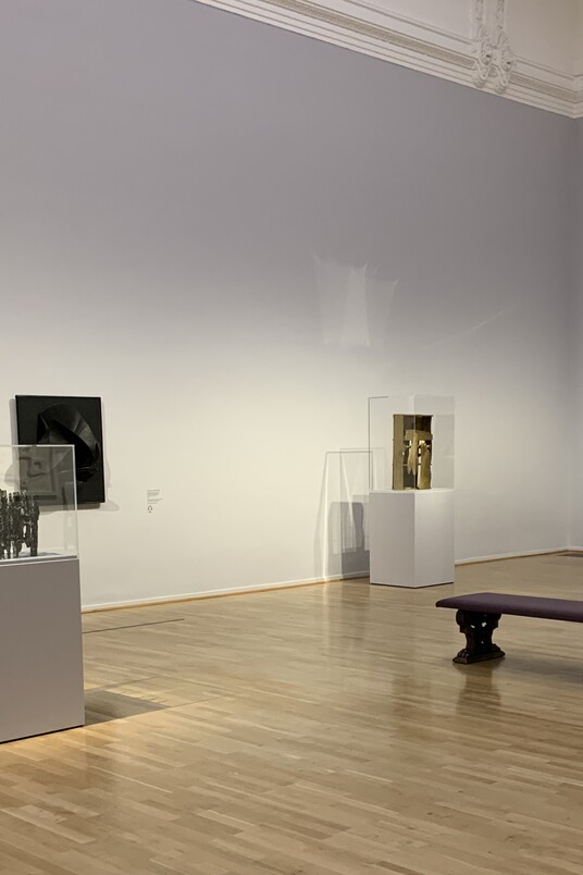 Ausstellungsansicht Herausragend!  DAS RELIEF VON RODIN BIS TAEUBER-ARP, Foto: Fred Dott