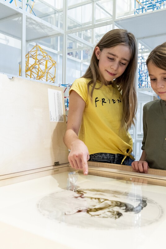Kinder in der Familienausstellung »Alles im Lot?« im Hamburger Kinderzimmer  mit selbst zu entdeckenden Kunstwerken an der Graphikschublade © Hamburger Kunsthalle, Foto: Fred Dott