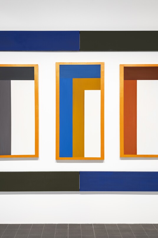 David Novros, (*1941) Boathouse, 2016 (Installationsansicht) Öl und Murano (Farbpulver) auf Leinwand, 7 Tafeln vier L-förmige Tafeln, jede: Höhe 260.4 x Breite 152.4 x Tiefe 3.8 cm drei rechteckige Tafeln: 193 x 101.6 x 3.8 cm; 203.2 x 101.6 x 3.8 cm; 193 x 91.4 x 3.8 cm Hamburger Kunsthalle © VG Bild-Kunst, Bonn 2024 Foto: Christoph Irrgang