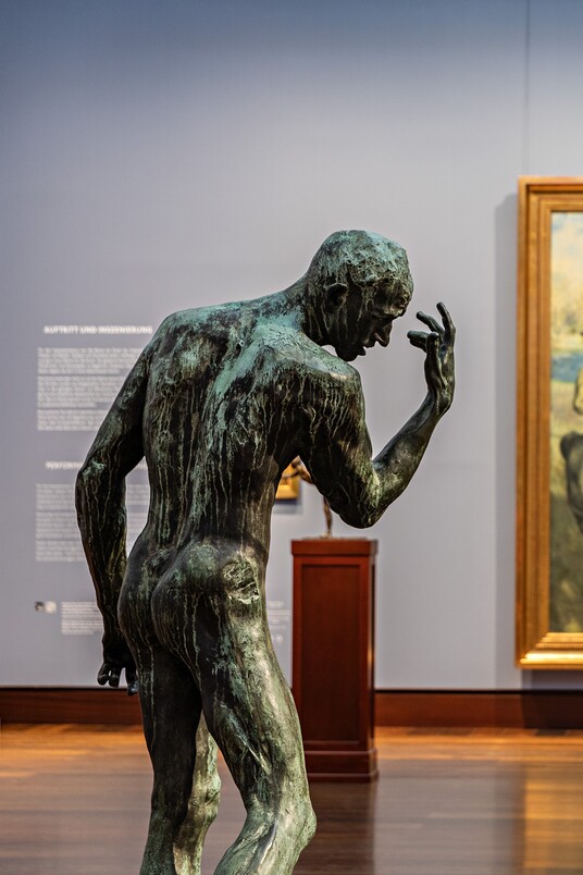 Sammlungsraum Impressionismus mit einer Skulptur, © Hamburger Kunsthalle, Foto: Fred Dott