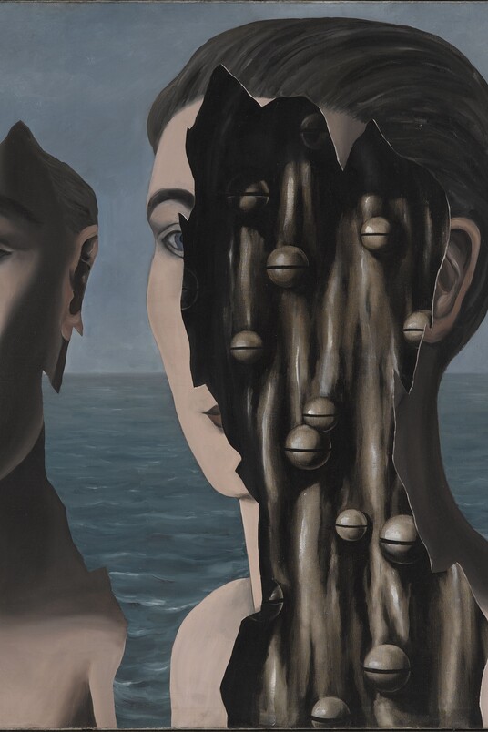 René Magritte (1898–1967) Das doppelte Geheimnis (Le double secret), 1927 Öl auf Leinwand, 114 x 162 cm Centre Pompidou, Paris, Musée national d’art moderne / Centre de création industrielle, Ankauf 1980, © bpk / CNAC-MNAM / Georges Meguerditchian © VG Bild-Kunst, Bonn 2025,  [Nur auf Anfrage erhältlich] 
