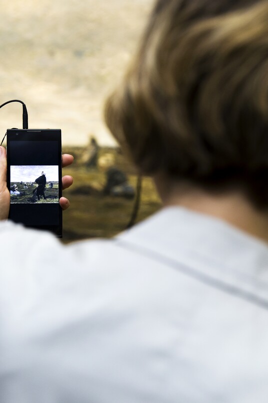 Audioguide der hamburger Kunsthalle, Hörerin vor Max Liebermanns "Die Netzflickerinnen"