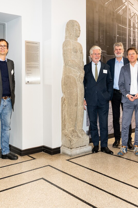 Präsentation der Gedenktafel mit (v.l.n.r.): Dr. Nadine Bauer (Projektmitarbeiterin), Hugo Tillman (Nachfahre von Georg Tillmann), Arndt Klippgen (Stiftung Hamburger Kunstsammlungen), Dr. Uwe Hartmann (Deutsches Zentrum Kulturgutverluste), Prof. Dr. Alexander Klar (Direktor Hamburger Kunsthalle), Dr. Bernd Kundrun (Stiftung Hamburger Kunstsammlungen), Dr. Helga Huskamp (Geschäftsführerin Hamburger Kunsthalle) und Markus Pitz (Behörde für Kultur u. Medien HH) © Hamburger Kunsthalle, Foto: Romanus Fuhrmann