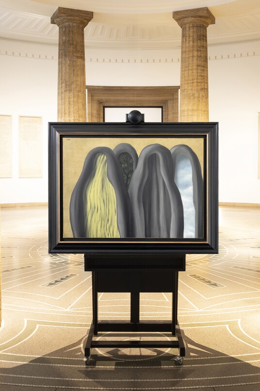 Das Gemälde Le Palais de Rideaux, 1928 von René Magritte (1898–1967) inszeniert fotografiert in zwei verschiedenen Kontexten der Ausstellung ‚Rendezvous der Träume. Surrealismus und deutsche Romantik‘ (bis 12. Oktober 2025).