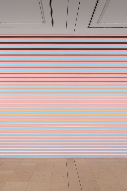 Puppies Puppies (Jade Guanaro Kuriki-Olivo), Raquel Willis Black Trans Flag Tribute • Fenty Make-up Foundation Shades • Sol LeWitt • Bridget Riley • Instructional Wall Painting, 2025,  Acryl auf Wand Hamburger Kunsthalle, erworben 2025, Foto: Christoph Irrgang