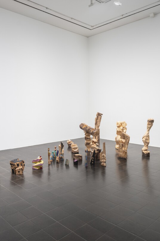 A. R. Penck (1939–2017)  35 Skulpturen, »Mit roter Axt gegen Holz! Modell für Strategie!!«, 1979, Hamburger Kunsthalle. Schenkung von Susanne & Michael Liebelt 2025 © Hamburger Kunsthalle / bpk © VG Bild-Kunst, Bonn 2025 Foto: Fred Dott