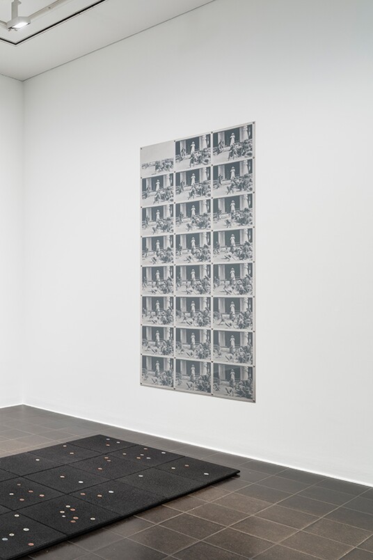 Installationsansicht »Isa Mona Lisa«, Hamburger Kunsthalle, 2025, mit Werken von Sung Tieu, Foto: Fred Dott