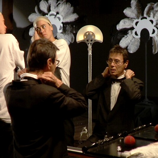 Pauline Boudry / Renate Lorenz, Salomania, 2009, Collection Centre Pompidou, Paris Musée national d’art moderne - Centre de création industrielle, Inventarnummer: AM 2023-832 © Pauline Boudry / Renate Lorenz, Bildnachweis: Centre Pompidou, MNA