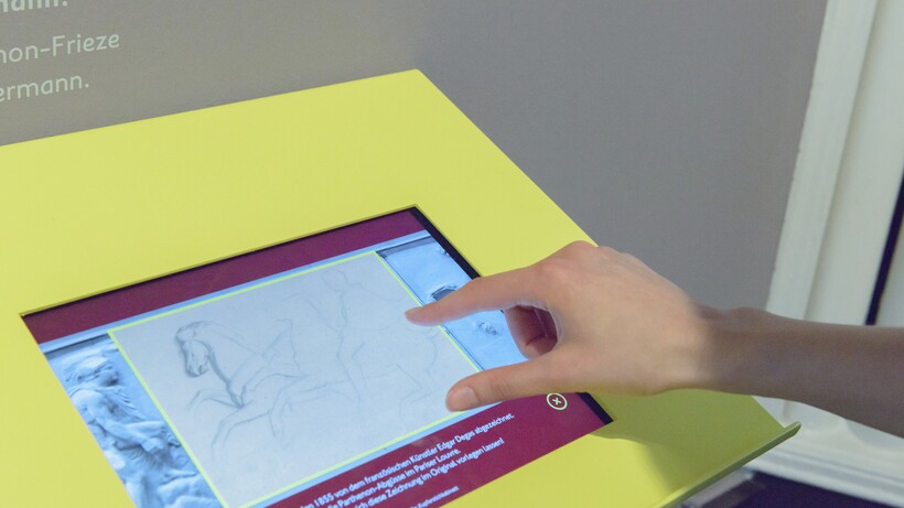 Multimediastation zum Thema »Ausstellen – Gipskopien«, © Hamburger Kunsthalle Foto: Kay Riechers Die Mutimediastation befindet sich dauerhaft im Café DAS LIEBERMANN