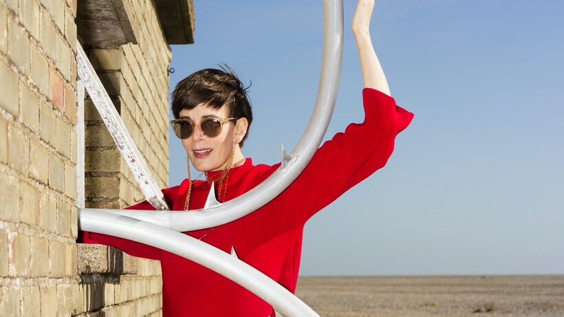 Alice Channer, Foto:Thierry Bal, mit dem Werk Lethality and Vulnerability commissioned by Artangel.jpg