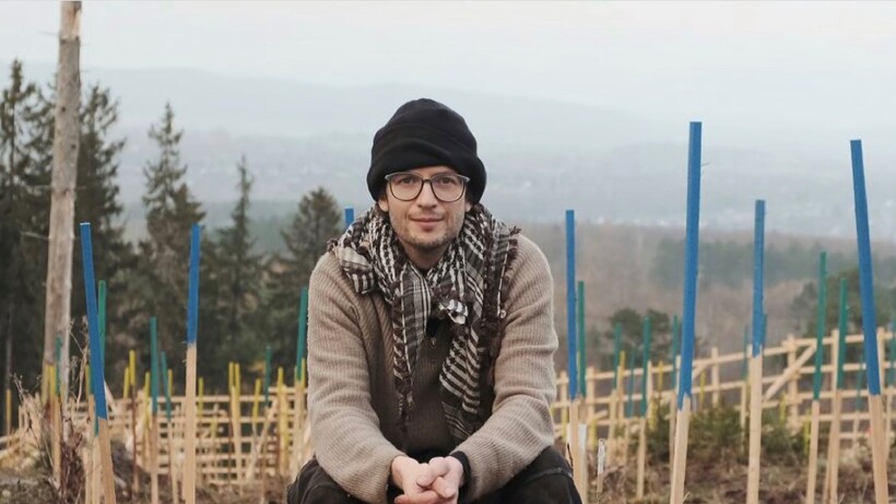 Andreas Greiner, auf der Ursprungsfläche von 'waldfuermorgen', Goslar im Herbst 2020, Foto: Paul Rohlfs/Studio Förster