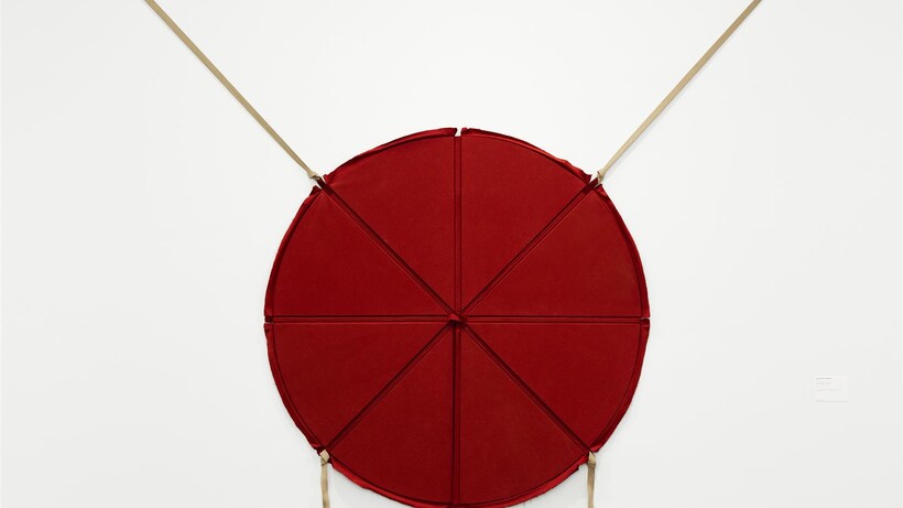 Franz Erhard Walther, Rote Scheibe Mit vier Bändern, 1963, Hamburger Kunsthalle, © Hamburger Kunsthalle / bpk  © VG Bild-Kunst, Bonn 2025 Foto: Elke Walford