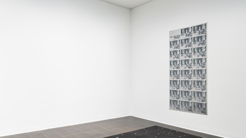 Installationsansicht »Isa Mona Lisa«, Hamburger Kunsthalle, 2025, mit Werken von Sung Tieu, Foto: Fred Dott