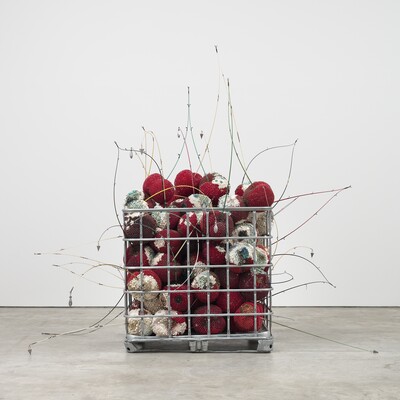 Kathleen Ryan, Bad Cherries, 2021, 250,19 x 254 x 280,67 cm, Private Collection of Timothy C. Headington  © Kathleen Ryan. Courtesy the artist and Karma, Foto: Lance Brewer 