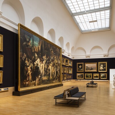 Raumansicht Makart-Saal mit dem Werk Der Einzug Karls V. in Antwerpen, 1878, von Hans Makart (1840–1884), Mitte links © Hamburger Kunsthalle / bpk Foto: Fred Dott