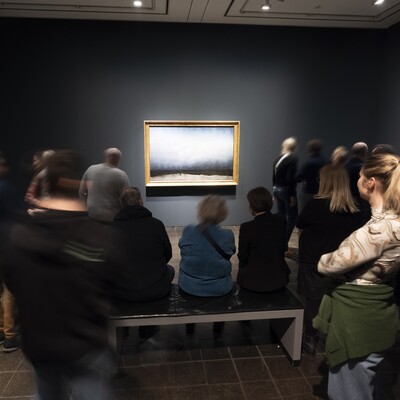 Besucher*innen in der Ausstellung in der Hamburger Kunsthalle vor dem Gemälde Der Mönch am Meer (1808–1810) [Leihgabe der Staatlichen Museen zu Berlin, Alte Nationalgalerie © bpk/ Nationalgalerie] © Foto: Thies Ibold, Hamburg