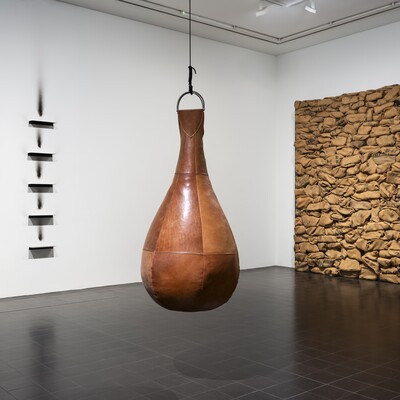 Ausstellungsansicht: Demolition Ball / Cassius Clay, 2011, von Alexandra Bircken (*1967) [mittig] und Werke von Jannis Kounellis (1936–2017), jeweils Ohne Titel, © Beide: VG Bild-Kunst, Bonn 2024, Foto: Fred Dott