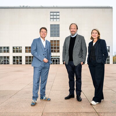 Prof. Dr. Alexander Klar (Direktor  Hamburger Kunsthalle), Alexander  Schröder (Sammler und Gallerist) und  Dr. Brigitte Kölle (Leitung &  Ausstellungskuratorin Kunst der  Gegenwart [Malerei/Skulptur &  Installation/Medien]) (v.l.n.r.)  © Hamburger Kunsthalle  Foto: Romanus Fuhrmann