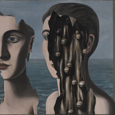 René Magritte (1898–1967) Das doppelte Geheimnis (Le double secret), 1927 Öl auf Leinwand, 114 x 162 cm Centre Pompidou, Paris, Musée national d’art moderne / Centre de création industrielle, Ankauf 1980, © bpk / CNAC-MNAM / Georges Meguerditchian © VG Bild-Kunst, Bonn 2025,  [Nur auf Anfrage erhältlich] 