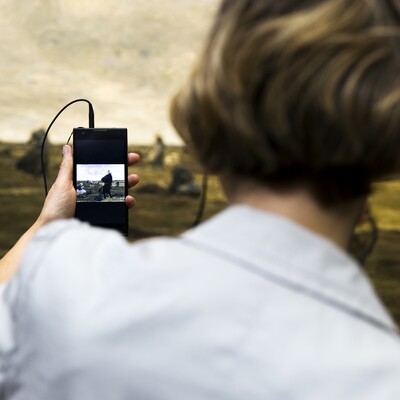 Audioguide der hamburger Kunsthalle, Hörerin vor Max Liebermanns "Die Netzflickerinnen"