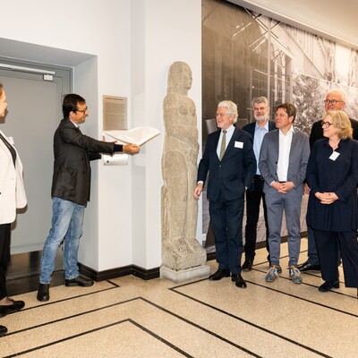 Die Enthüllung der Gedenktafel mit (v.l.n.r.): Dr. Nadine Bauer (Projektmitarbeiterin), Hugo Tillman (Nachfahre von Georg Tillmann), Arndt Klippgen (Stiftung Hamburger Kunstsammlungen), Dr. Uwe Hartmann (Deutsches Zentrum Kulturgutverluste), Prof. Dr. Alexander Klar (Direktor Hamburger Kunsthalle), Dr. Bernd Kundrun (Stiftung Hamburger Kunstsammlungen), Dr. Helga Huskamp (Geschäftsführerin Hamburger Kunsthalle) und Markus Pitz (Behörde für Kultur u. Medien HH) © Hamburger Kunsthalle, Foto: Romanus Fuhrmann