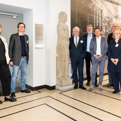 Präsentation der Gedenktafel mit (v.l.n.r.): Dr. Nadine Bauer (Projektmitarbeiterin), Hugo Tillman (Nachfahre von Georg Tillmann), Arndt Klippgen (Stiftung Hamburger Kunstsammlungen), Dr. Uwe Hartmann (Deutsches Zentrum Kulturgutverluste), Prof. Dr. Alexander Klar (Direktor Hamburger Kunsthalle), Dr. Bernd Kundrun (Stiftung Hamburger Kunstsammlungen), Dr. Helga Huskamp (Geschäftsführerin Hamburger Kunsthalle) und Markus Pitz (Behörde für Kultur u. Medien HH) © Hamburger Kunsthalle, Foto: Romanus Fuhrmann