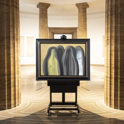 Das Gemälde Le Palais de Rideaux, 1928 von René Magritte (1898–1967) inszeniert fotografiert in zwei verschiedenen Kontexten der Ausstellung ‚Rendezvous der Träume. Surrealismus und deutsche Romantik‘ (bis 12. Oktober 2025).