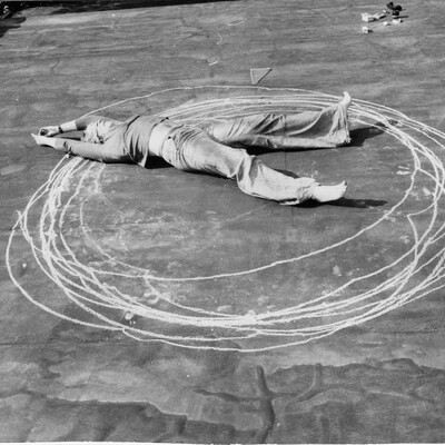 Hilka Nordhausen, Ohne Titel (Kreidekreis), Detail aus der Fotosequenz, 1974, © ARCHIV Hilka Nordhausen