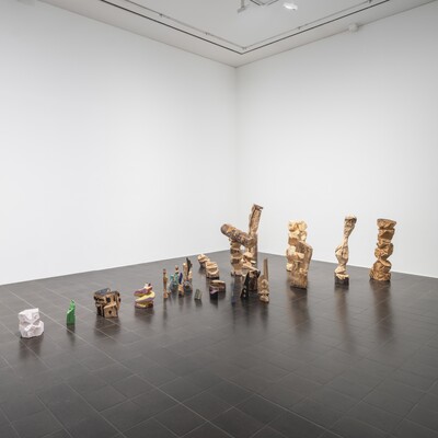 A. R. Penck (1939–2017)  35 Skulpturen, »Mit roter Axt gegen Holz! Modell für Strategie!!«, 1979, Hamburger Kunsthalle. Schenkung von Susanne & Michael Liebelt 2025 © Hamburger Kunsthalle / bpk © VG Bild-Kunst, Bonn 2025 Foto: Fred Dott