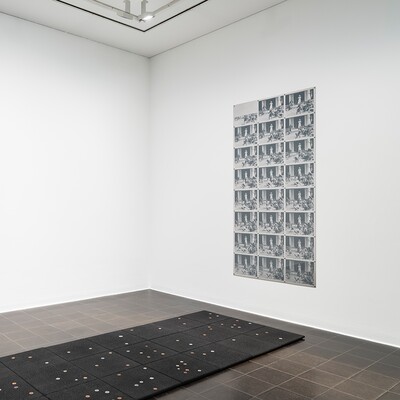 Installationsansicht »Isa Mona Lisa«, Hamburger Kunsthalle, 2025, mit Werken von Sung Tieu, Foto: Fred Dott