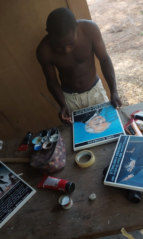 Georges Adéagbo (*1942), Vorbereitung des Werks in Benin, April 2024 © Foto: Stephan Köhler