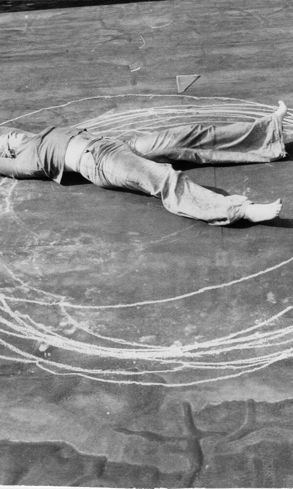 Hilka Nordhausen, Ohne Titel (Kreidekreis), Detail aus der Fotosequenz, 1974, © ARCHIV Hilka Nordhausen